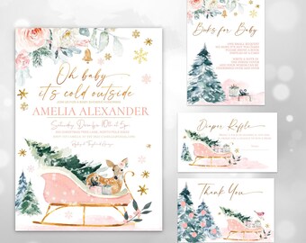 Op de afbeelding: Een roze en gouden babyshower-uitnodiging met een winterthema. De uitnodiging bevat een aquarel-illustratie van een hert dat een slee trekt met cadeautjes. De tekst op de uitnodiging luidt "Oh baby it's cold outside" en "Amelia Alexander".