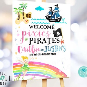 Puede incluir: Un cartel blanco con una ilustración de acuarela de un barco pirata, un cofre del tesoro, un arcoíris y un hada. El cartel dice "Bienvenido a las hadas y los piratas Caitlin y Justin's 5º y 3º fiesta de cumpleaños".