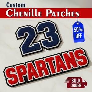 Può includere: Toppe personalizzate in ciniglia nell'immagine. Le toppe includono il numero "23" in blu navy con bordo bianco e nero, e la parola "SPARTANS" in rosso con bordo bianco e nero. Un'etichetta blu mostra "50% OFF".