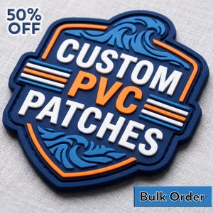 Könnte beinhalten: Ein marineblauer PVC-Patch mit weißen, orangefarbenen und hellblauen Akzenten. Der Patch ist schildförmig und trägt den Text "CUSTOM PVC PATCHES" in Weiß, mit "PVC" in Orange. Der Patch enthält auch den Text "Bulk Order" und "50% OFF".