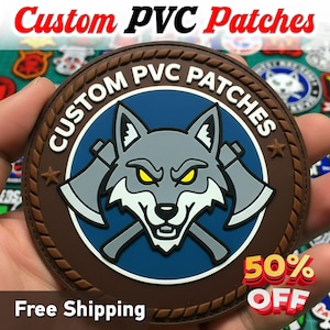 Peut inclure: Un écusson circulaire en PVC avec un loup gris aux yeux jaunes et des haches croisées. L'écusson a une bordure marron avec le texte "CUSTOM PVC PATCHES" en blanc. Le fond est bleu et blanc. Le texte "Custom PVC Patches" est en haut.