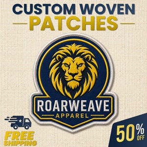 Op de afbeelding: Een op maat geweven embleem met een gedetailleerde gele leeuwenkop in het midden van een donkerblauw schildvormig embleem. De tekst ROARWEAVE APPAREL is in het wit onder de leeuw geborduurd. Het embleem heeft een witte gestikte rand op een textuur.