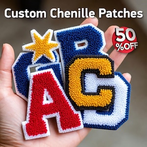 Può includere: Una mano mostra diverse toppe in ciniglia personalizzate a forma di lettere e una stella. Le toppe sono in vari colori, tra cui rosso, blu, giallo e bianco. Il testo "Custom Chenille Patches" è visibile. Un cerchio rosso con "50% OFF" è in alto a destra.