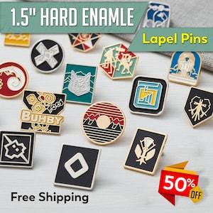 Könnte beinhalten: Eine Auswahl an 3,8 cm großen Hartemaille-Anstecknadeln in verschiedenen Formen und Designs. Die Pins weisen eine Reihe von Farben auf, darunter Schwarz, Gold, Rot und Blau. Einige Pins haben geometrische Muster, andere zeigen Illustrationen und Text. Das Bild enthält auch den Text "50% OFF".
