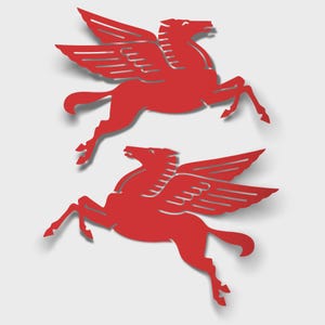 Może przedstawiać: Dwie czerwone figury Pegaza z rozłożonymi skrzydłami, w pozycji skoku. Mityczne stworzenia są przedstawione ze szczegółowymi skrzydłami i efektem cienia, na białym tle. Projekt to stylizowana ilustracja.
