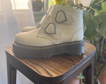 Botines de plataforma Dr. Martens con hebilla de corazón y correa de cuero, color blanco, talla 8