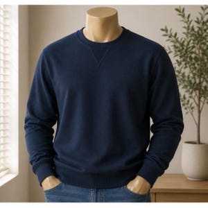 Può includere: Una felpa blu navy a girocollo con maniche lunghe, polsini a coste e orlo a coste. Il capo presenta un dettaglio cucito a forma di triangolo al centro dello scollo, offrendo un look classico con un design semplice e pulito.