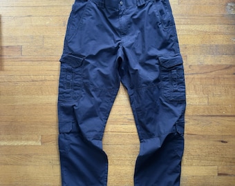 Pantalones cargo tácticos 5.11 para hombre, azul marino, talla 36x32, corte holgado, ideales para trabajo y actividades al aire libre.