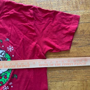 Maglietta natalizia unisex Buc-ee's Christmas Beaver Graphic Tee, rossa, taglia M immagine 3