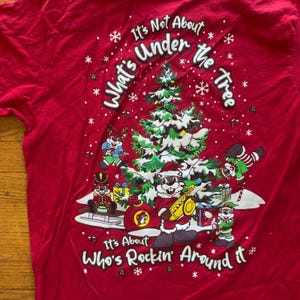 Maglietta natalizia unisex Buc-ee's Christmas Beaver Graphic Tee, rossa, taglia M immagine 6