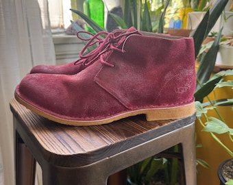 Botas Chukka Desert de ante rojo burdeos para hombre UGG Leighton, talla 13