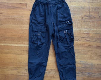 Pantalones cargo negros Alo Yoga para mujer, cintura media con cordón y bolsillos utilitarios