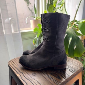 UGG Suede Leather Mid-Calf Boots Casual Winter Accents Size 5