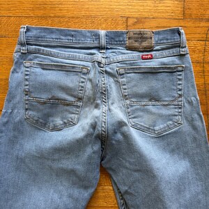 Jeans Wrangler Straight Fit in denim chiaro, casual da uomo, taglia 36x32 immagine 8