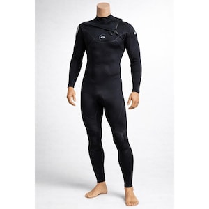 Könnte beinhalten: Schwarzer Ganzkörper-Neoprenanzug mit hohem Kragen und diagonalem Reißverschluss. Der Neoprenanzug hat lange Ärmel und verstärkte Knieschützer. Das Quiksilver-Logo ist auf Brust und Schulter zu sehen. Für Wassersportarten.