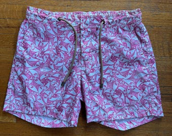 Bañador Thorsun para hombre, rosa y blanco, con estampado de peces, talla 30, fabricado en Portugal.