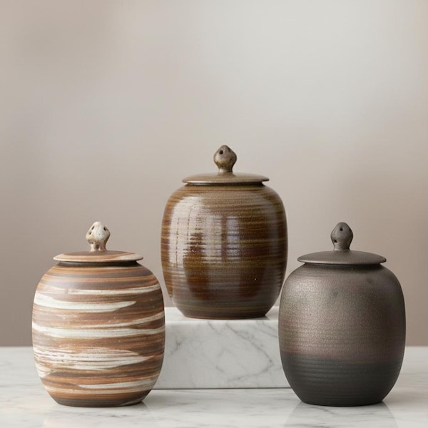 Urna de cerámica moderna para cenizas. Urna de recuerdo.