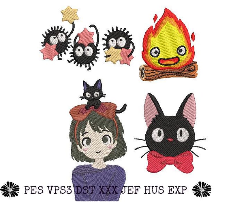 Op de afbeelding: Geborduurde patches met anime-personages. Bevat een meisje met een zwarte kat, een zwarte kat met een rode strik, een vuur en drie roetelfen met sterren en bladeren. De patches zijn in verschillende kleuren.