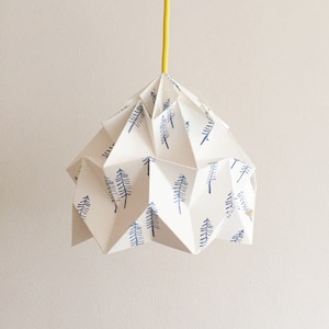 Paralume origami Moth stampato a mano in edizione limitata con foresta di pini