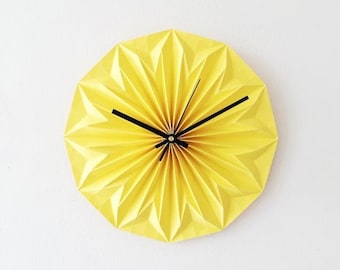 Paper origami clock in yellow, by Nellianna from Studio Snowpuppe