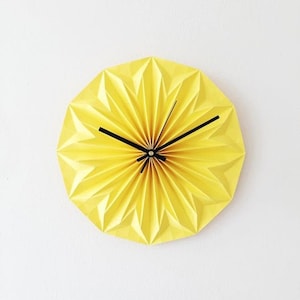 Orologio origami di carta giallo, di Nellianna dello Studio Snowpuppe