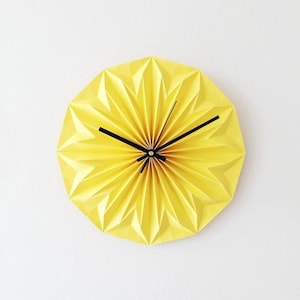 Paper origami clock in yellow, by Nellianna from Studio Snowpuppe