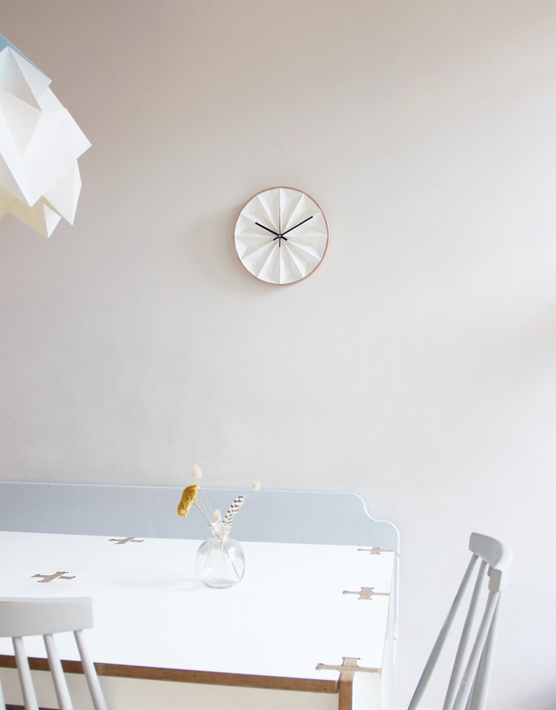 Horloge murale en origami blanche, cadeau de premier anniversaire, horloge en papier unique avec cadre en bois image 3