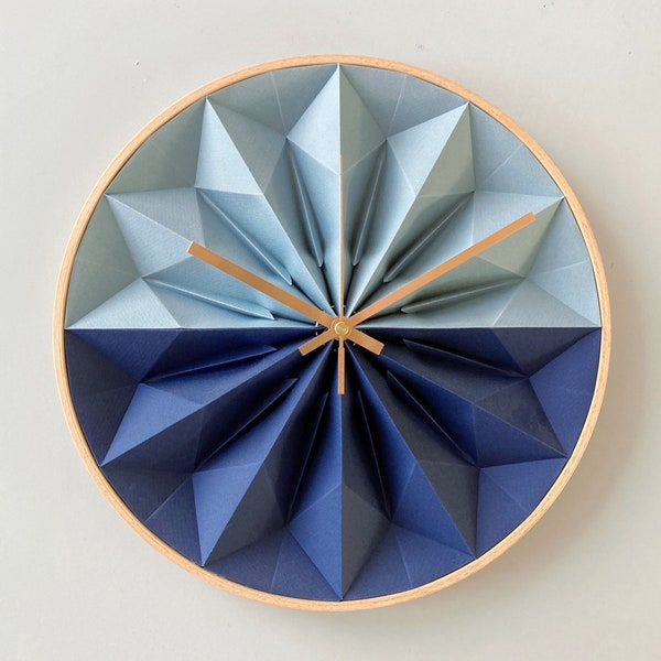 Holz Papier Origami Wanduhr hellblau und kobaltblau, von Studio Snowpuppe