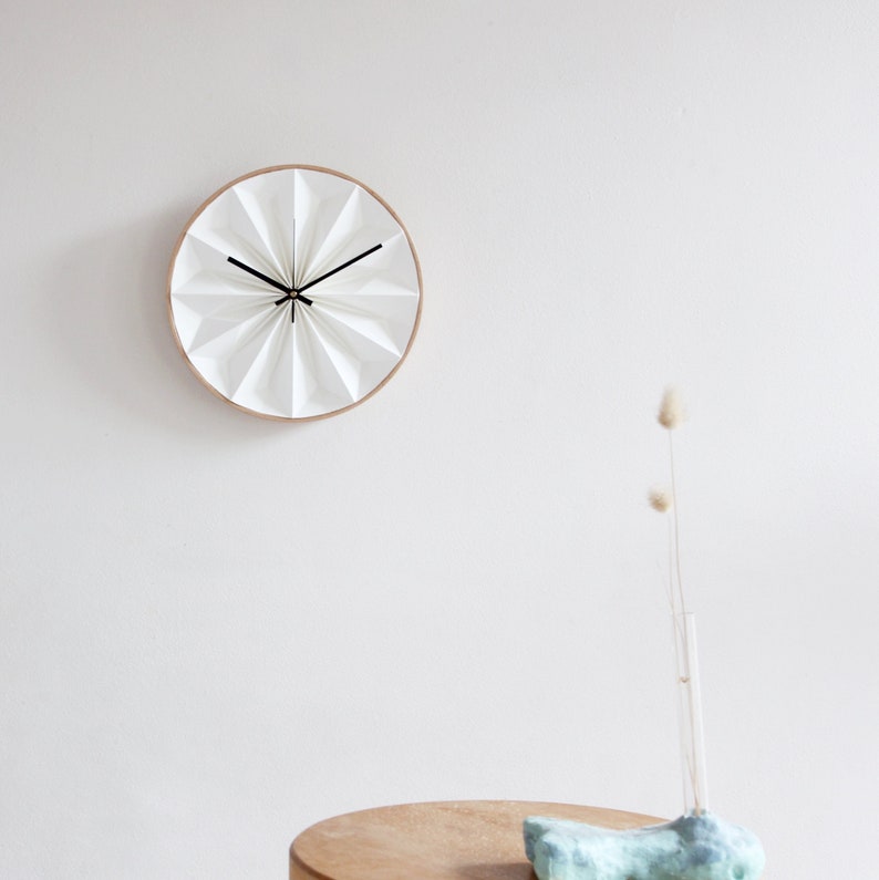 Horloge murale en origami blanche, cadeau de premier anniversaire, horloge en papier unique avec cadre en bois image 2