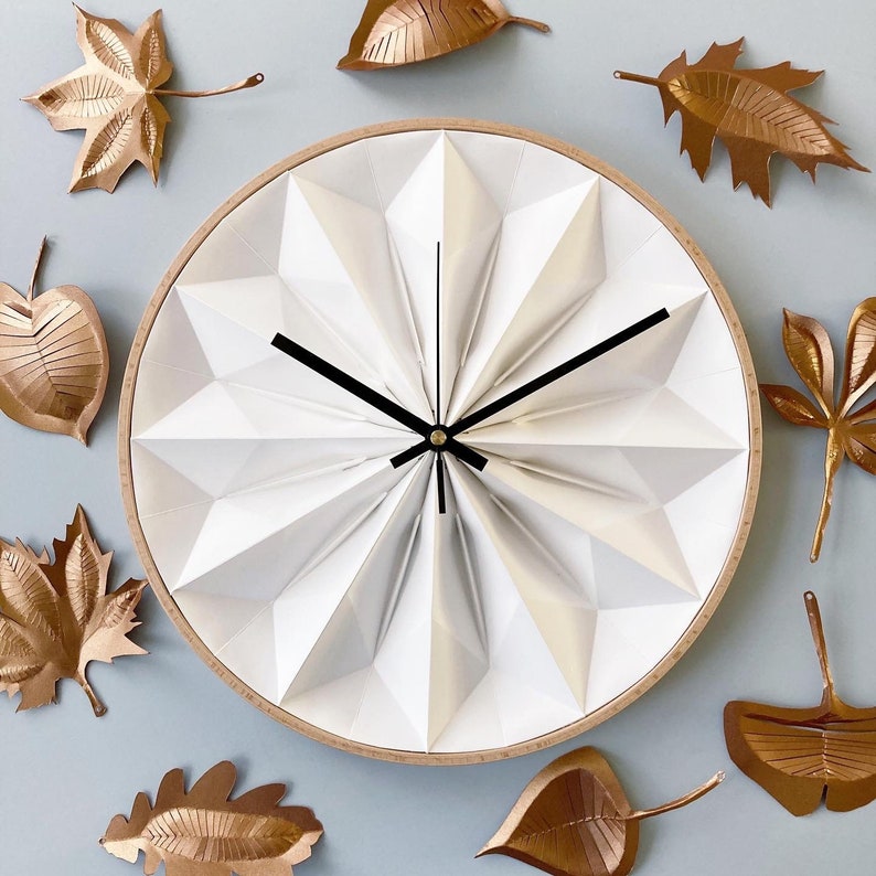 Horloge murale en origami blanche, cadeau de premier anniversaire, horloge en papier unique avec cadre en bois image 4