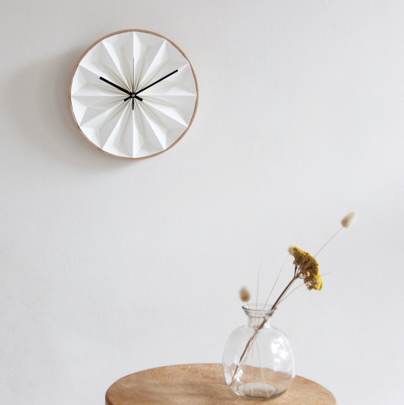 Horloge murale origami en bois blanc image 5