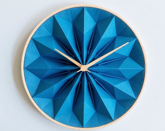 NIEUW: houten origami wandklok in petrol blauw
