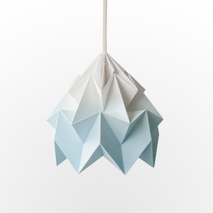 Lampada a sospensione origami sfumata – Paralume in carta da bianco a azzurro – Piegata a mano con motivo serigrafato – Plafoniera moderna