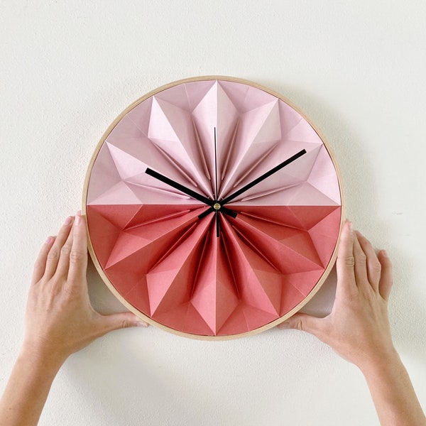 Origami Wanduhr aus Holz, von Studio Snowpuppe