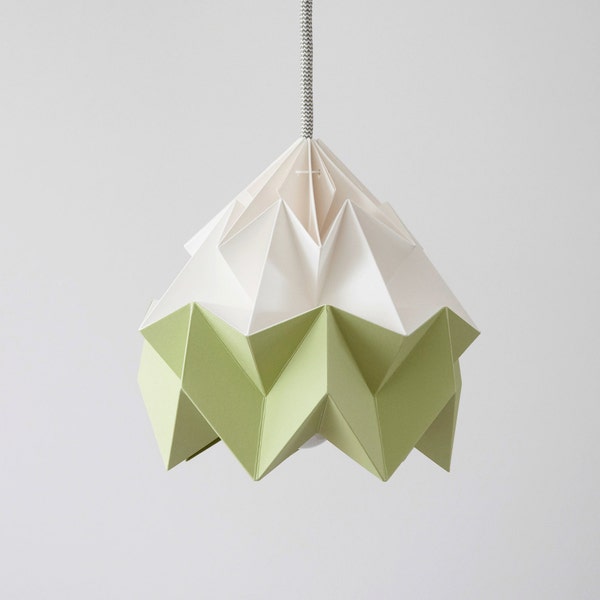 Abajur de origami de mariposa em tons de verde outono e branco.