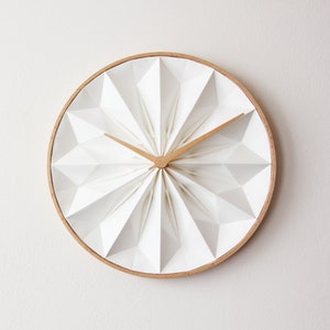 Horloge murale en origami blanche, cadeau de premier anniversaire, horloge en papier unique avec cadre en bois