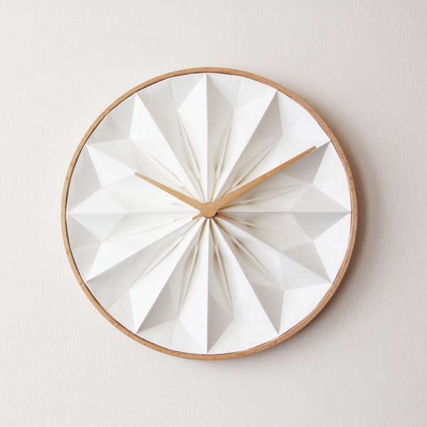 Origami Wanduhr weiss, Wanduhr zum ersten Jahrestag, Unikat Papieruhr mit Holzrahmen