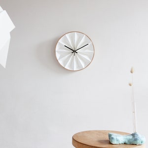 Horloge murale en origami blanche, cadeau de premier anniversaire, horloge en papier unique avec cadre en bois image 6