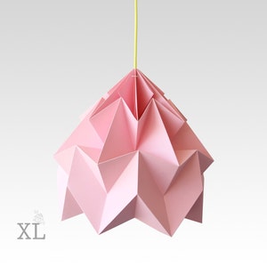 Może przedstawiać: Różowa lampa wisząca w stylu origami z geometrycznym wzorem. Lampa jest zawieszona na żółtym sznurku.