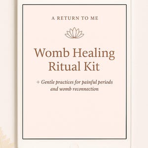 Pode incluir: Um tablet digital exibe um gráfico bege com o texto "A RETURN TO ME" e "Womb Healing Ritual Kit". Abaixo, lê-se "+ Gentle practices for painful periods and womb reconnection". A parte inferior do gráfico diz "Printable PDF".