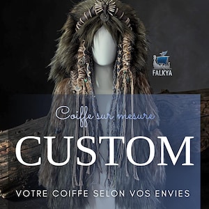 Può includere: Un copricapo in pelliccia sintetica con lunghe fibre marroni e grigie, dettagli intrecciati e un ornamento metallico centrale. Il testo recita: Coiffe sur mesure, CUSTOM, VOTRE COIFFE SELON VOS ENVIES, e il logo FALKYA con nave blu.