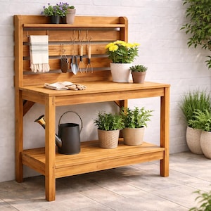 Puede incluir: Un banco de jardinería de madera con respaldo de listones, estante y zona de almacenamiento inferior. El banco contiene herramientas de jardinería, plantas en macetas y una regadera. La escena está ambientada al aire libre con otras plantas en macetas.