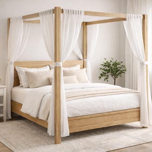 以下が含まれることがあります： 白い寝具と透明な白いカーテンが付いた、明るい木製の四柱式ベッド。 ベッドは、白いナイトスタンド、ランプ、小さな植物のある明るい部屋にあります。 部屋にはラグとバスケットもあります。