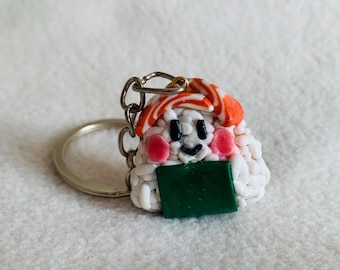Portachiavi a forma di onigiri di salmone in argilla polimerica, realizzato a mano, ciondolo kawaii a tema cibo giapponese, anello portachiavi rivestito in resina.