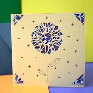 Handgemaakte wenskaart met bloemenuitsparing – ingewikkeld bloemontwerp met patroon aan de achterkant – blanco kaart voor elke gelegenheid – uniek cadeau briefpapier