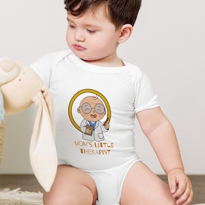 おもしろベビーボディスーツ - 「ママの小さなセラピスト」 - キュートで皮肉たっぷりの幼児用ワンピース - 新米ママへのベビーシャワーギフト