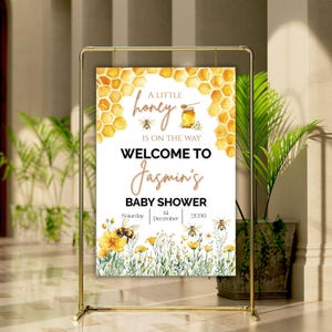 Letrero de bienvenida para baby shower con temática de abejas / Plantilla editable de Canva / Incluye 3 tamaños / Descarga digital con diseño de panal, abejas y flores silvestres
