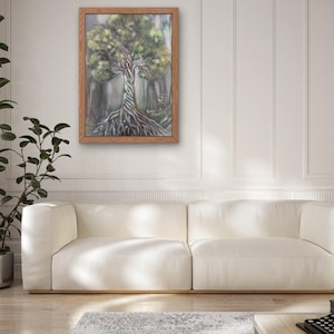 Può includere: Dipinto incorniciato di un albero con radici esposte e un tronco contorto. L'opera presenta uno sfondo di foresta con fogliame verde e giallo. La cornice è in legno marrone chiaro. Il dipinto è esposto sopra un divano bianco.