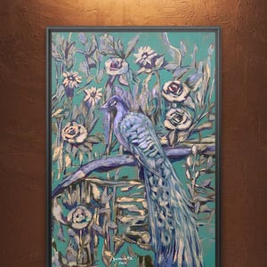 Può includere: Dipinto a olio di un pavone appollaiato su un ramo, circondato da rose bianche e fogliame. L'opera presenta sfumature di blu, verde acqua e bianco, su uno sfondo verde acqua. Il dipinto è incorniciato in una cornice nera.