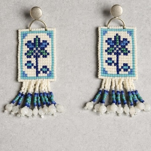 Miyuki kralenoorbellen, blauwwitte oorbellen, maansteenoorbellen, titanium stekers, handgemaakt statementcadeau